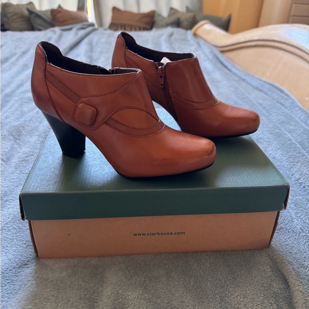 Clarks Shooties Booties NWT - New in Box Tan